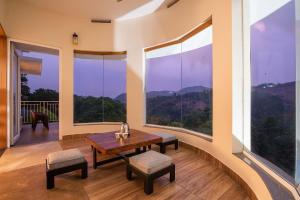 Nespecifikovaný výhled na hory nebo výhled na hory při pohledu z vily