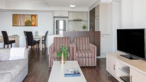 Oaks Brisbane Aurora Suites的电视和/或娱乐中心