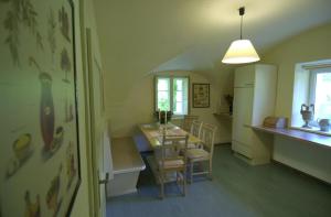 eine Küche und ein Esszimmer mit einem Tisch und Stühlen in der Unterkunft Ferienwohnung Ottmanach Schlosshof in Pischeldorf