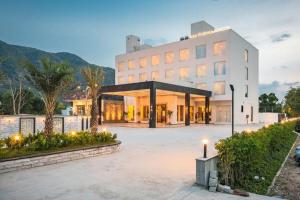 Nespecifikovaný výhled na hory nebo výhled na hory při pohledu z hotelu