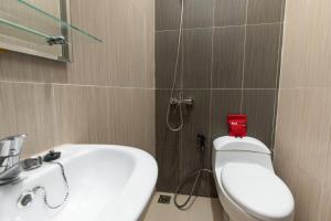 Vannituba majutusasutuses RedDoorz Plus near Trans Studio Cibubur 2