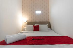 Voodi või voodid majutusasutuse RedDoorz Plus near Trans Studio Cibubur 2 toas