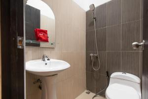Vannituba majutusasutuses RedDoorz Plus near Trans Studio Cibubur 2