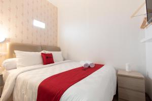 Voodi või voodid majutusasutuse RedDoorz Plus near Trans Studio Cibubur 2 toas