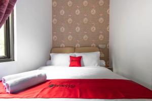 En eller flere senge i et værelse på RedDoorz Plus near Trans Studio Cibubur 2