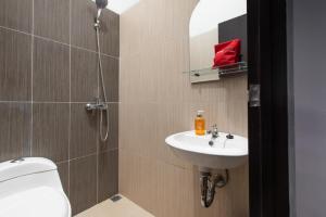 Vannituba majutusasutuses RedDoorz Plus near Trans Studio Cibubur 2