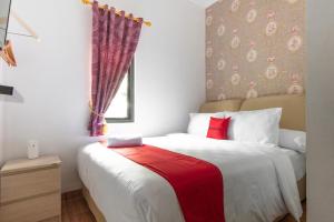 Voodi või voodid majutusasutuse RedDoorz Plus near Trans Studio Cibubur 2 toas