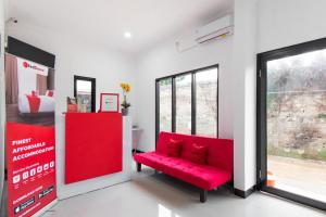 Istumisnurk majutusasutuses RedDoorz Plus near Trans Studio Cibubur 2