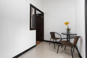TV a/nebo společenská místnost v ubytování RedDoorz Plus near Trans Studio Cibubur 2