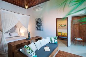 ケロボカンにある3BR Villa Erja - Minggu Villasのベッドとソファのある寝室