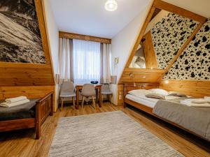 Posteľ alebo postele v izbe v ubytovaní Willa Silene - góralska muzyka na żywo, blisko Termy i wyciągów