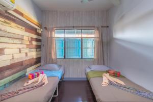 Postel nebo postele na pokoji v ubytování Sor Vorapin Muay Thai Home