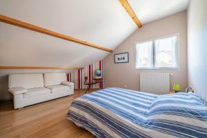Llit o llits en una habitació de Maison avec piscine 8 couchages entre Annecy et Aix les bains