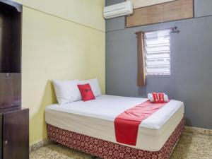 Кровать или кровати в номере RedDoorz Syariah @ Lempuyangan