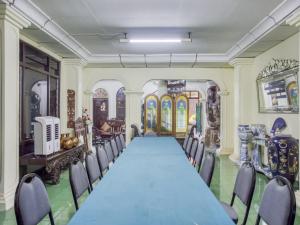 a conference room with a long table and chairs at RedDoorz Syariah @ Lempuyangan in Yogyakarta