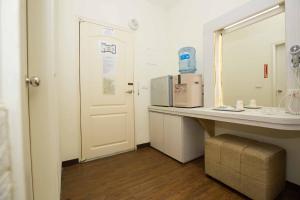 baño con encimera con lavabo y espejo en Anshun Hotel, en Taichung