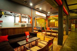 Ruang duduk di Pomme Brewhouse Hostel