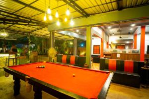Meja biliard di Pomme Brewhouse Hostel