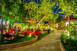 Taman di luar Pomme Brewhouse Hostel
