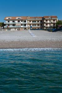 budynek na plaży obok wody w obiekcie Casa Vacanze Samira w mieście Fondachello
