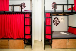 Katil atau katil-katil dalam bilik di Pomme Brewhouse Hostel