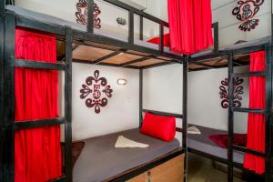 Katil atau katil-katil dalam bilik di Pomme Brewhouse Hostel