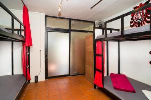 Katil atau katil-katil dalam bilik di Pomme Brewhouse Hostel