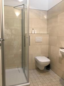 een badkamer met een toilet en een douche bij Bed & Brockhof Meerbusch in Meerbusch