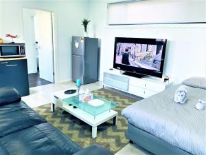 Telewizja i/lub zestaw kina domowego w obiekcie Revesby New Self Contained Granny Flat