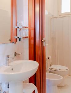 La salle de bains est pourvue d'un lavabo et de toilettes. dans l'établissement Antica Masseria Li Sauli, à Gallipoli