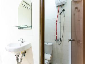 Koupelna v ubytování RedDoorz @ Urip Sumoharjo Solo
