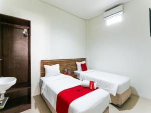 Postel nebo postele na pokoji v ubytování RedDoorz @ Urip Sumoharjo Solo
