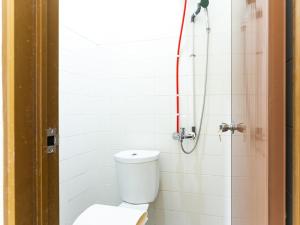 Koupelna v ubytování RedDoorz @ Urip Sumoharjo Solo