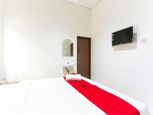 Postel nebo postele na pokoji v ubytování RedDoorz @ Urip Sumoharjo Solo