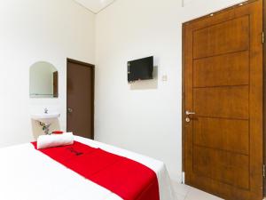 Postel nebo postele na pokoji v ubytování RedDoorz @ Urip Sumoharjo Solo