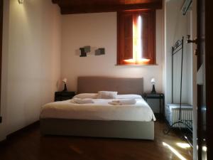 A bed or beds in a room at La Casa di Ilde al Duomo - Ortigia Holidays
