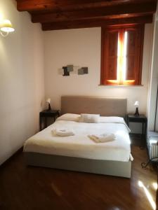 A bed or beds in a room at La Casa di Ilde al Duomo - Ortigia Holidays
