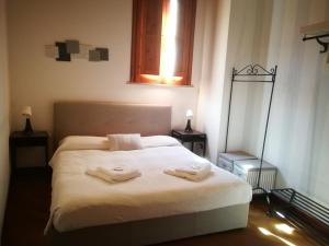 A bed or beds in a room at La Casa di Ilde al Duomo - Ortigia Holidays