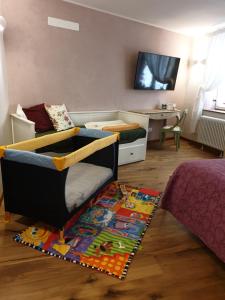 um quarto com uma cama, uma mesa e um tapete em 1848 Chef's Rooms em Gorizia