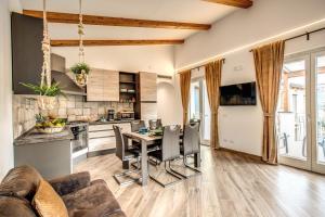 Una cocina y una sala de estar con mesa y sillas. en CHEZ MARIE' - modern apartment in countryside, en Sorrento