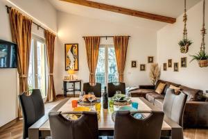 una sala de estar con una mesa y sillas en CHEZ MARIE' - modern apartment in countryside, en Sorrento