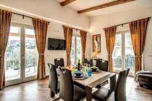 Un comedor con mesa y sillas en CHEZ MARIE' - modern apartment in countryside, en Sorrento