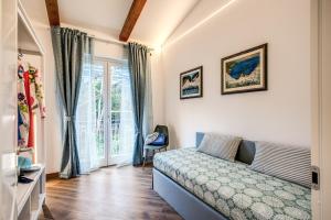 un dormitorio con una cama y una ventana en CHEZ MARIE' - modern apartment in countryside, en Sorrento