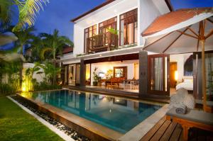 ケロボカンにある3BR Villa Erja - Minggu Villasのヴィラ(家の前にスイミングプール付)