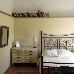 A bed or beds in a room at Casita la Luna Rosa
