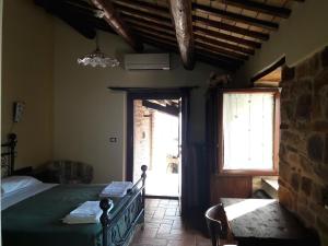 een slaapkamer met een bed en een deur naar een patio bij Azienda Agrituristica Colle San Giorgio in Castiglione Messer Raimondo