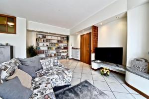 A television and/or entertainment centre at Modern apartment halfway between Milan and Como