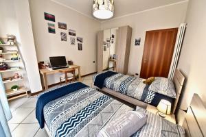 A bed or beds in a room at Modern apartment halfway between Milan and Como