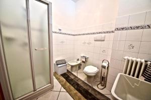 A bathroom at Modern apartment halfway between Milan and Como