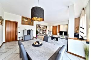 A kitchen or kitchenette at Modern apartment halfway between Milan and Como